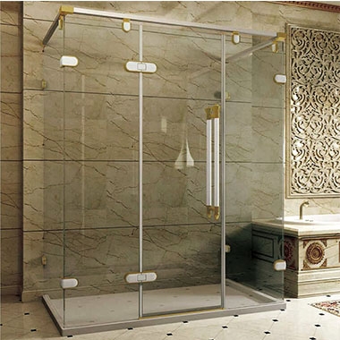 与整体淋浴房相比，该空间相对独立且简洁